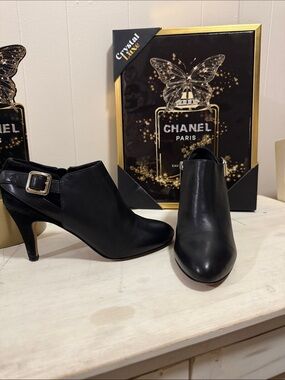 VINCE CAMUTO Black Leather Buckle-Heel Ankle Booties